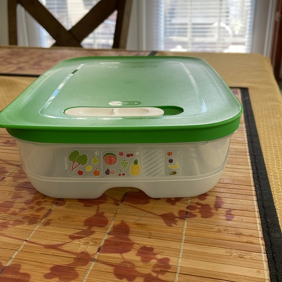 Tupperware venting veggie and fruit container. Great used condition. - Picture 2 of 8
